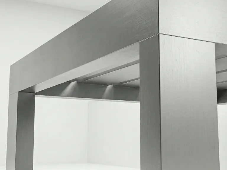 Detalle del ensamble en aluminio estructural de una mesa auxiliar de la Colección Francia