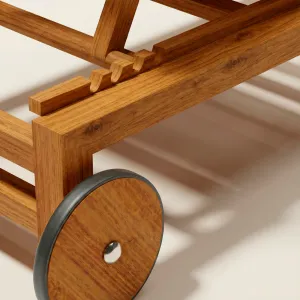 Detalle de la rueda y el ensamble en madera teca de la Asoleadora Normandía