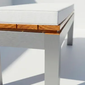 Detalle del ensamble en aluminio y teca de la Banca Normandía Aluteca