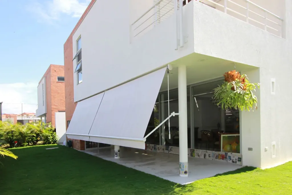 Baneta Proyectante con los brazos abiertos a 90 grados sobre el ventanal de una vivienda