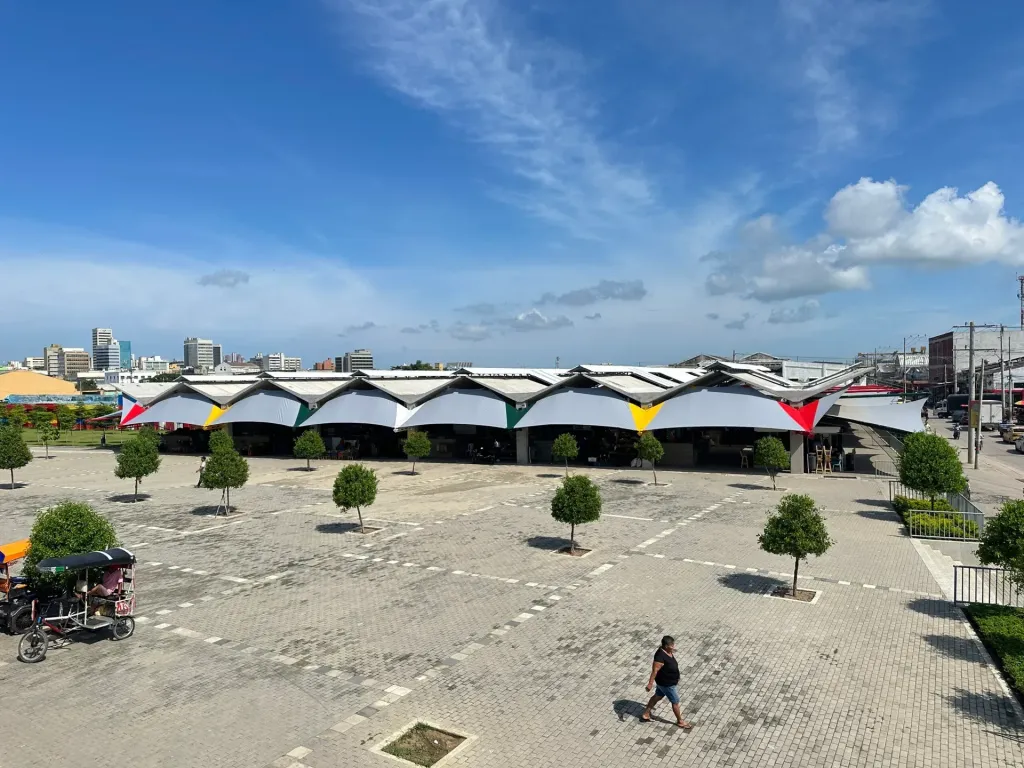 Membranas arquitectónicas sobre los frentes de locales de la plaza de mercado Gran Bazar, en Barranquilla — foto 1