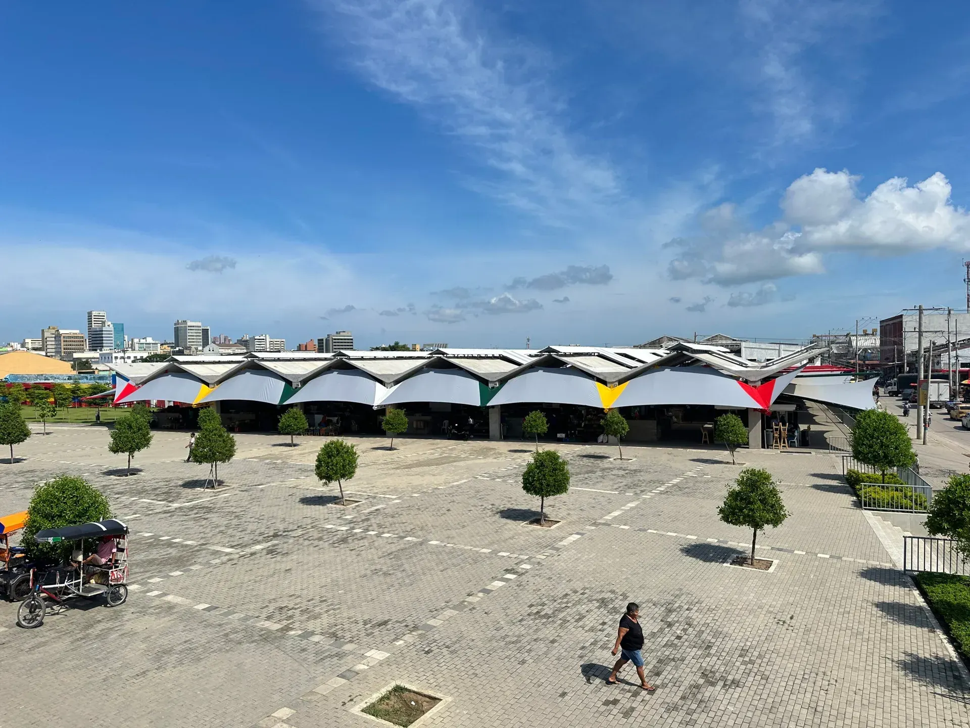 Membranas arquitectónicas sobre los frentes de locales de la plaza de mercado Gran Bazar, en Barranquilla