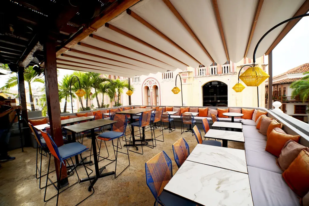Rooftop del restaurante Buena Vida en Barranquilla cubierto con una pérgola retráctil PergoTek Romano — foto 1