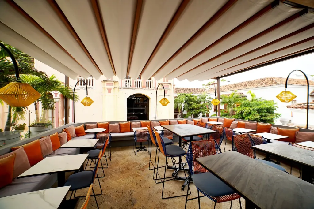 Rooftop del restaurante Buena Vida en Barranquilla cubierto con una pérgola retráctil PergoTek Romano — foto 2