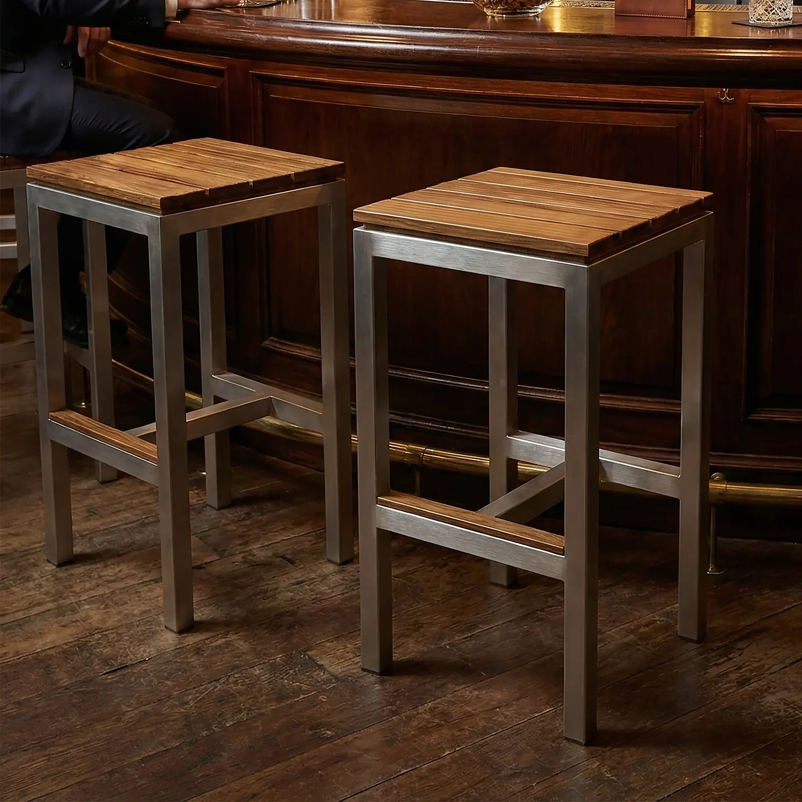 Butacas bar Normandía en aluminio y teca, en la barra de un bar clásico
