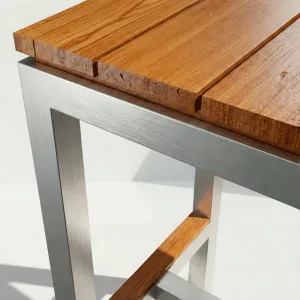 Detalle del asiento en tablillas de teca sobre estructura de aluminio de la Butaca Bar Normandía Aluteca