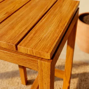 Detalle del ensamble en madera teca de la Butaca Bar Normandía