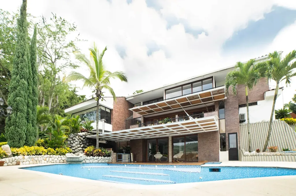 Tres módulos de pérgola PergoTek Romano mini junto al bar de la piscina en Campestre — foto 3