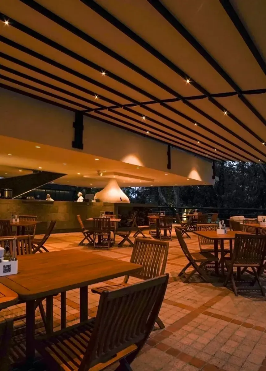Tres módulos de pérgola PergoTek Romano mini junto al bar de la piscina en Campestre