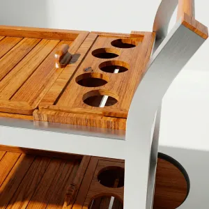 Detalle de la bandeja en madera teca del Carro Bar Bretaña, con los soportes para botellas y copas