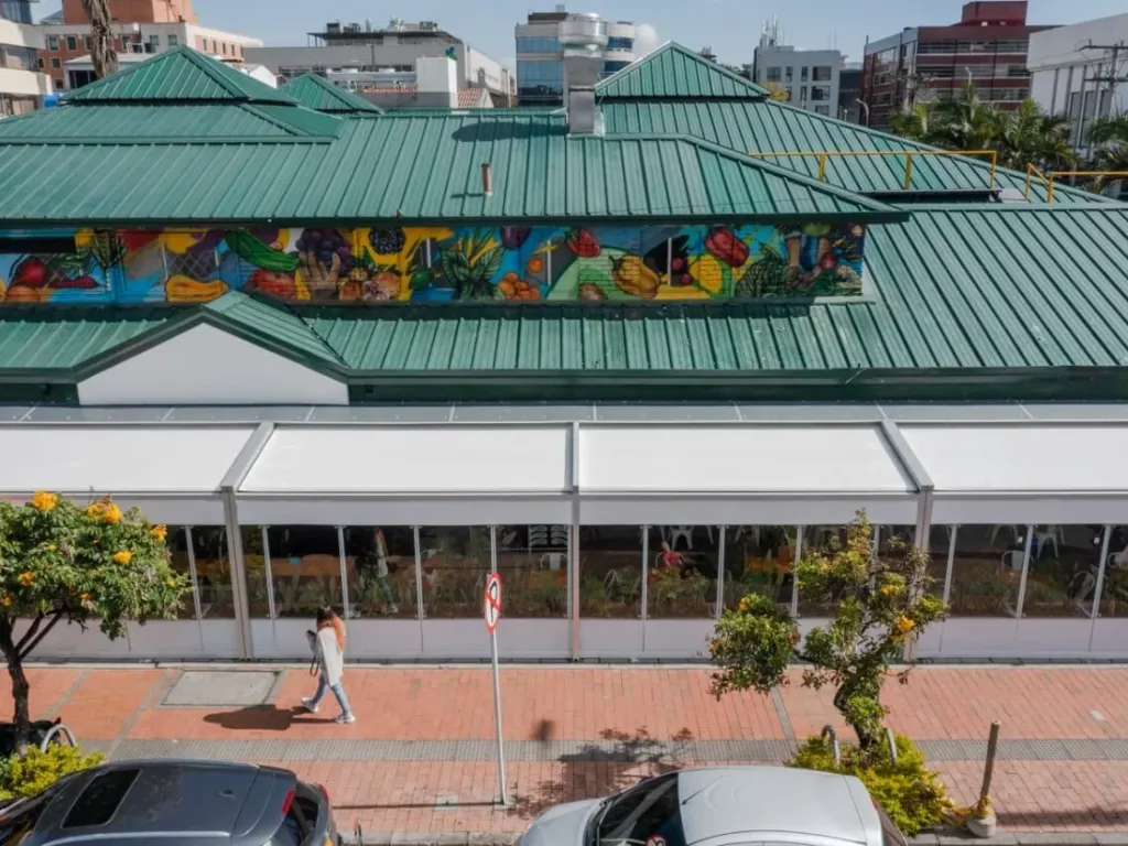 Terraza de restaurante cerrada con FlexiWind vista desde la calle, a lo largo de toda la fachada