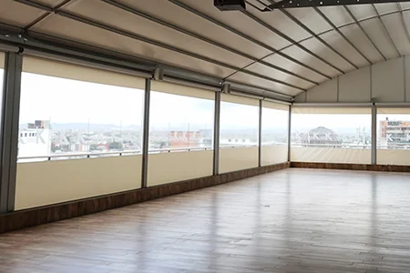 Terraza alargada con piso de madera cerrada con FlexiZipp en todo su perímetro