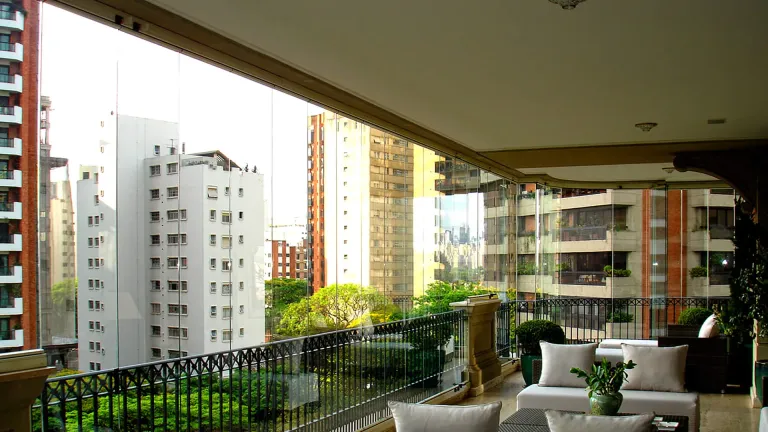 Cerramiento perimetral en vidrio templado sobre la terraza de un apartamento