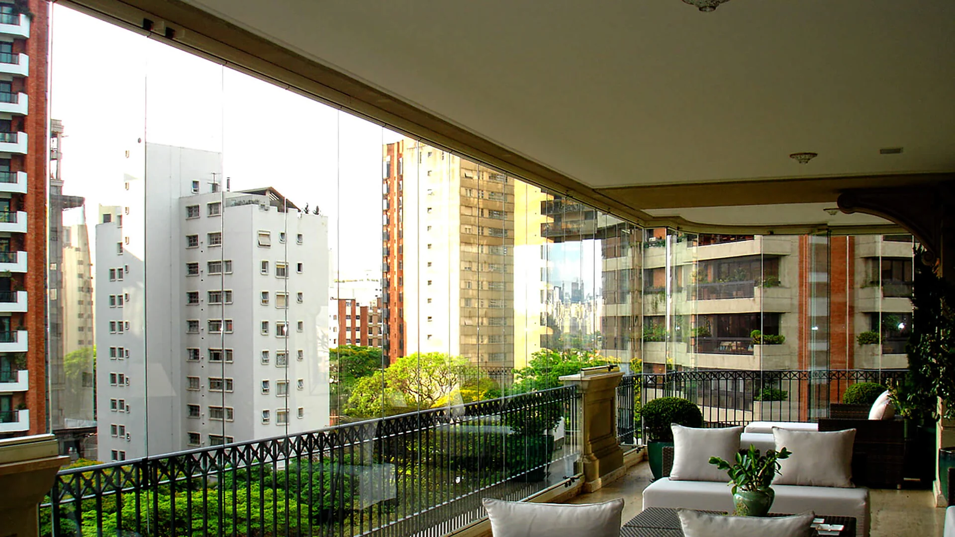 Cerramiento perimetral en vidrio templado sobre la terraza de un apartamento