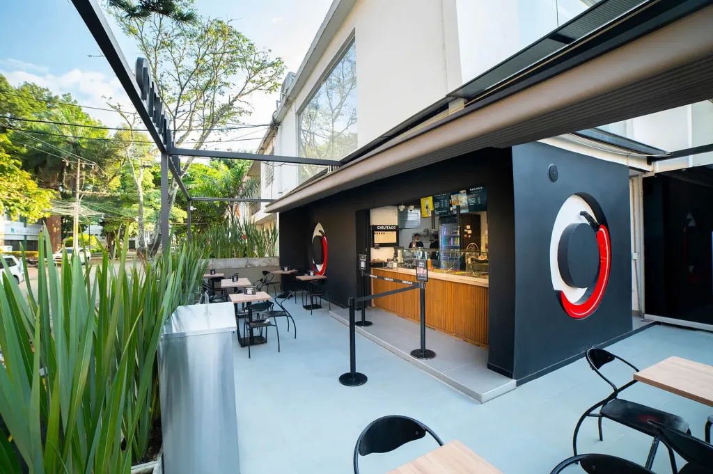 Terraza de Chilitaco cubierta con una pérgola retráctil PergoFlex de aluminio anodizado — foto 1