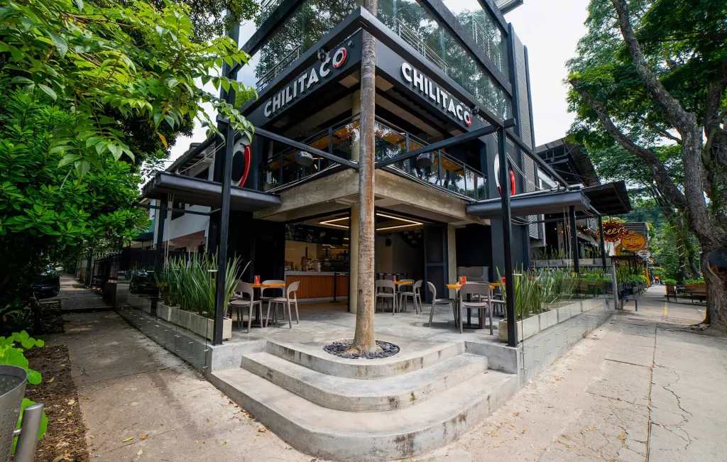 Terraza de Chilitaco cubierta con una pérgola retráctil PergoFlex de aluminio anodizado — foto 3
