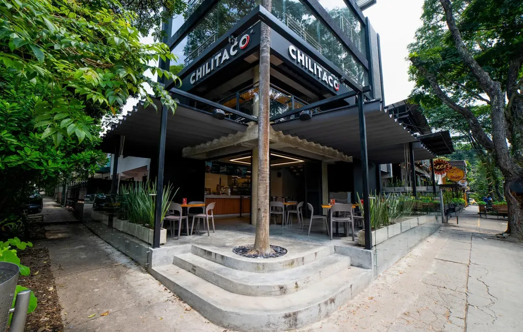 Terraza de Chilitaco cubierta con una pérgola retráctil PergoFlex de aluminio anodizado — foto 5