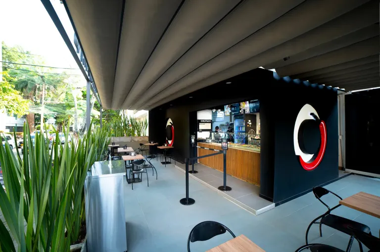 Terraza de Chilitaco cubierta con una pérgola retráctil PergoFlex de aluminio anodizado