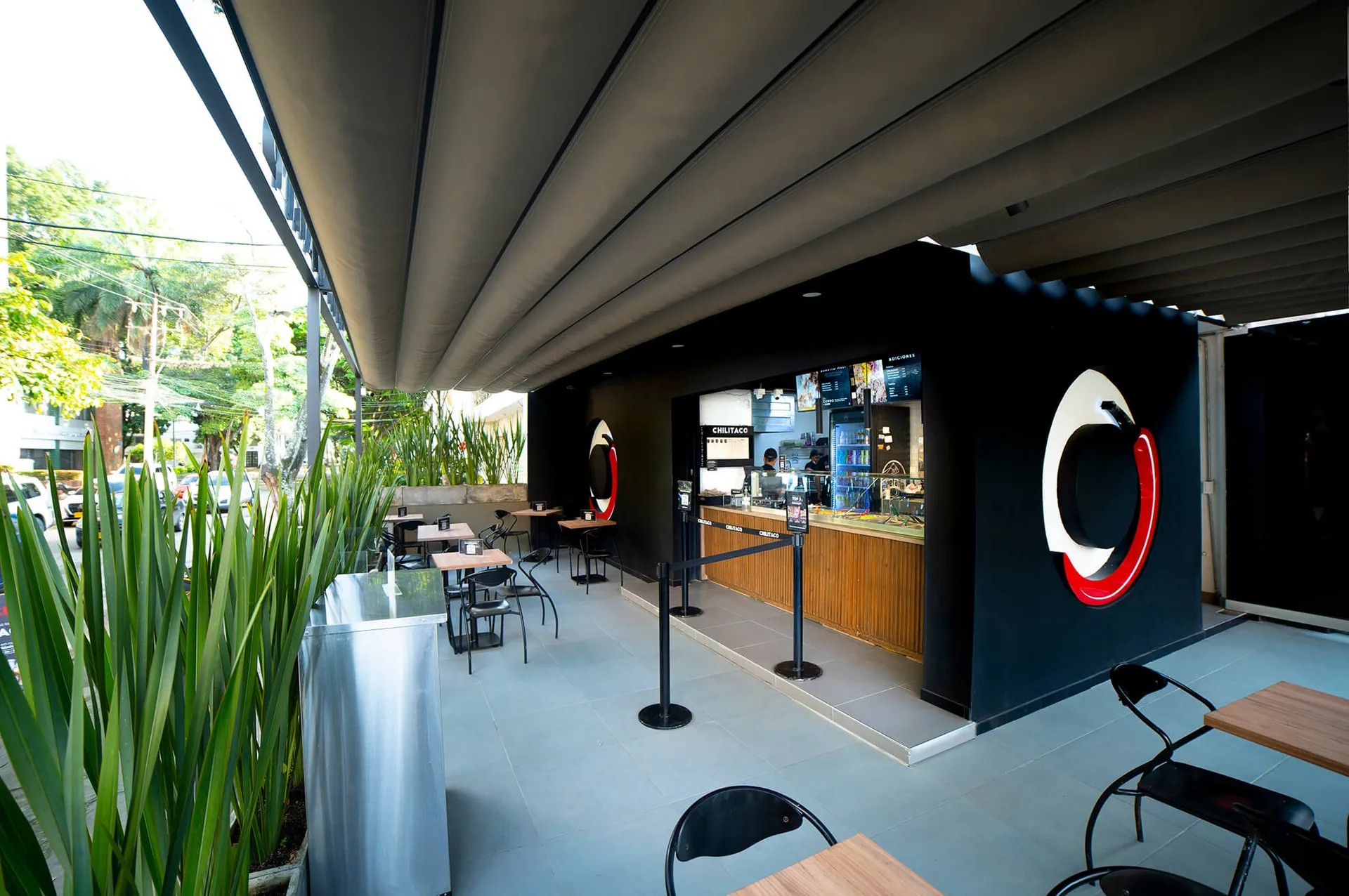 Terraza de Chilitaco cubierta con una pérgola retráctil PergoFlex de aluminio anodizado