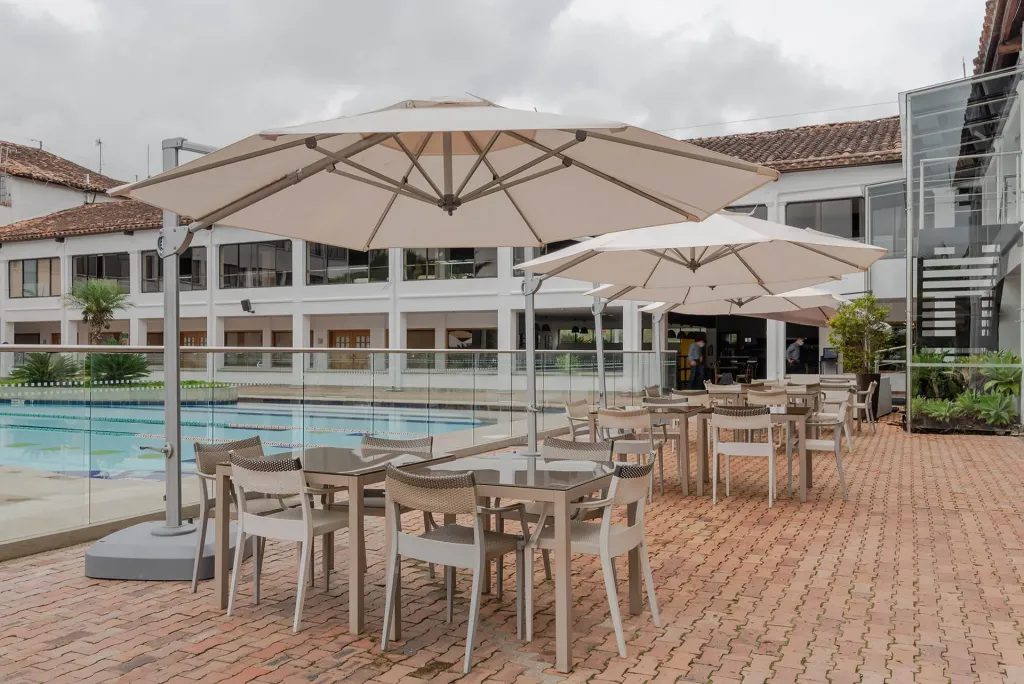 Sombrillas de madera teca y aluminio en las zonas exteriores del Club Llanogrande — foto 4