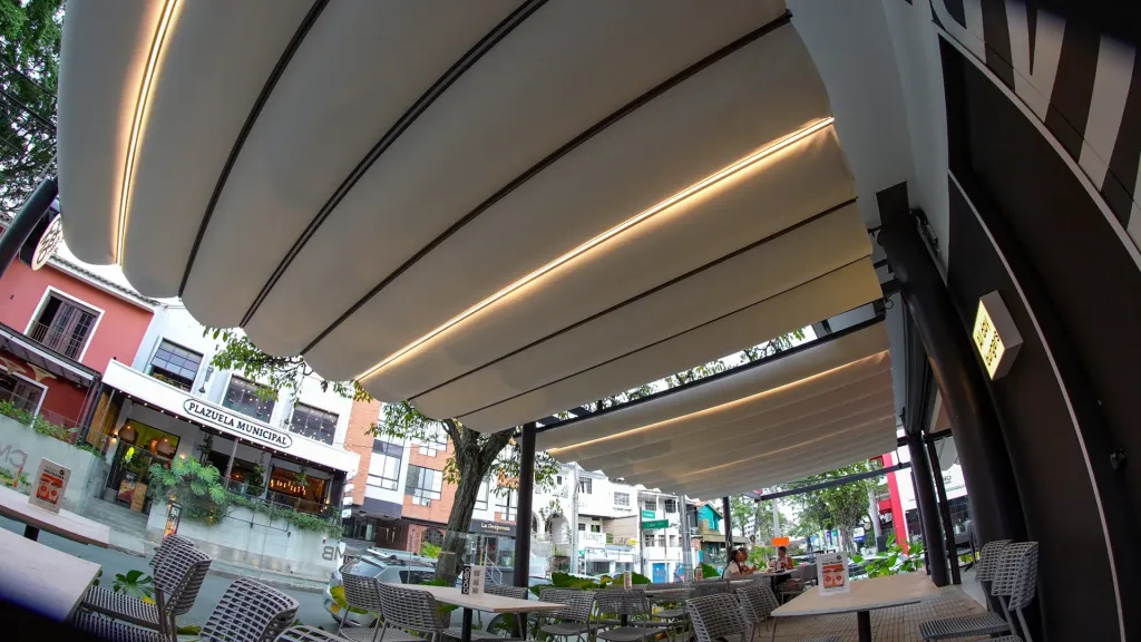 Terraza de la hamburguesería Combo en Granada, Cali, cubierta con un Pergolite eléctrico entre muros — foto 1
