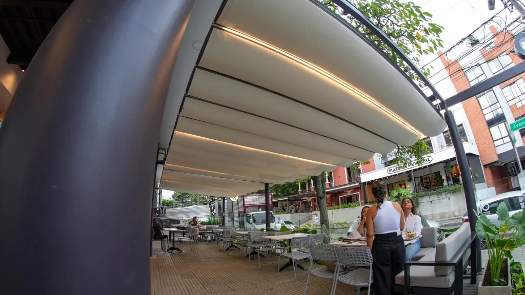 Terraza de la hamburguesería Combo en Granada, Cali, cubierta con un Pergolite eléctrico entre muros — foto 3