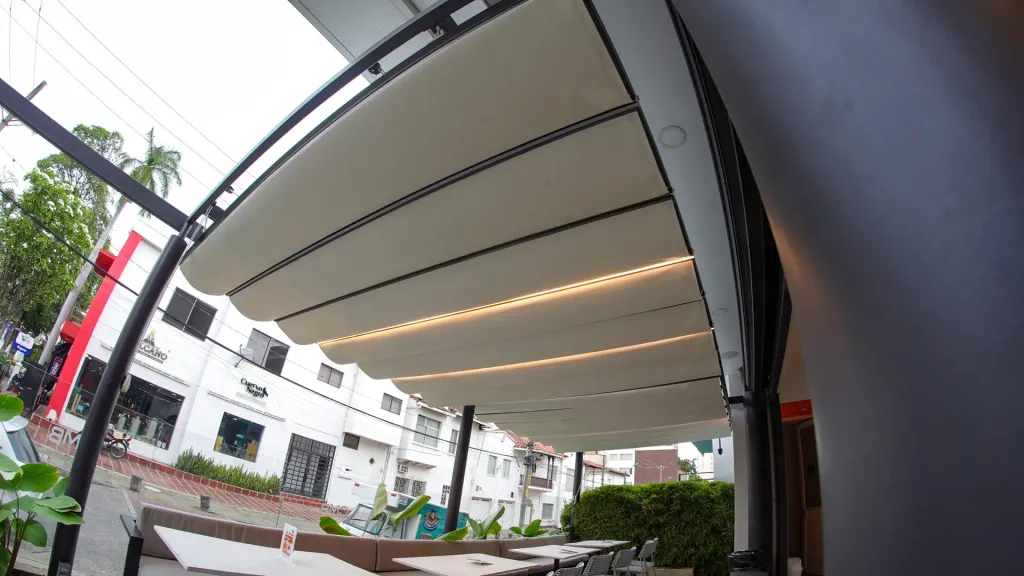 Terraza de la hamburguesería Combo en Granada, Cali, cubierta con un Pergolite eléctrico entre muros — foto 4