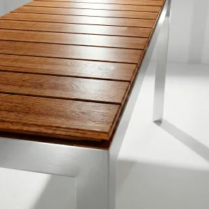 Detalle del tablero en madera teca de la Consola Montecarlo Aluteca