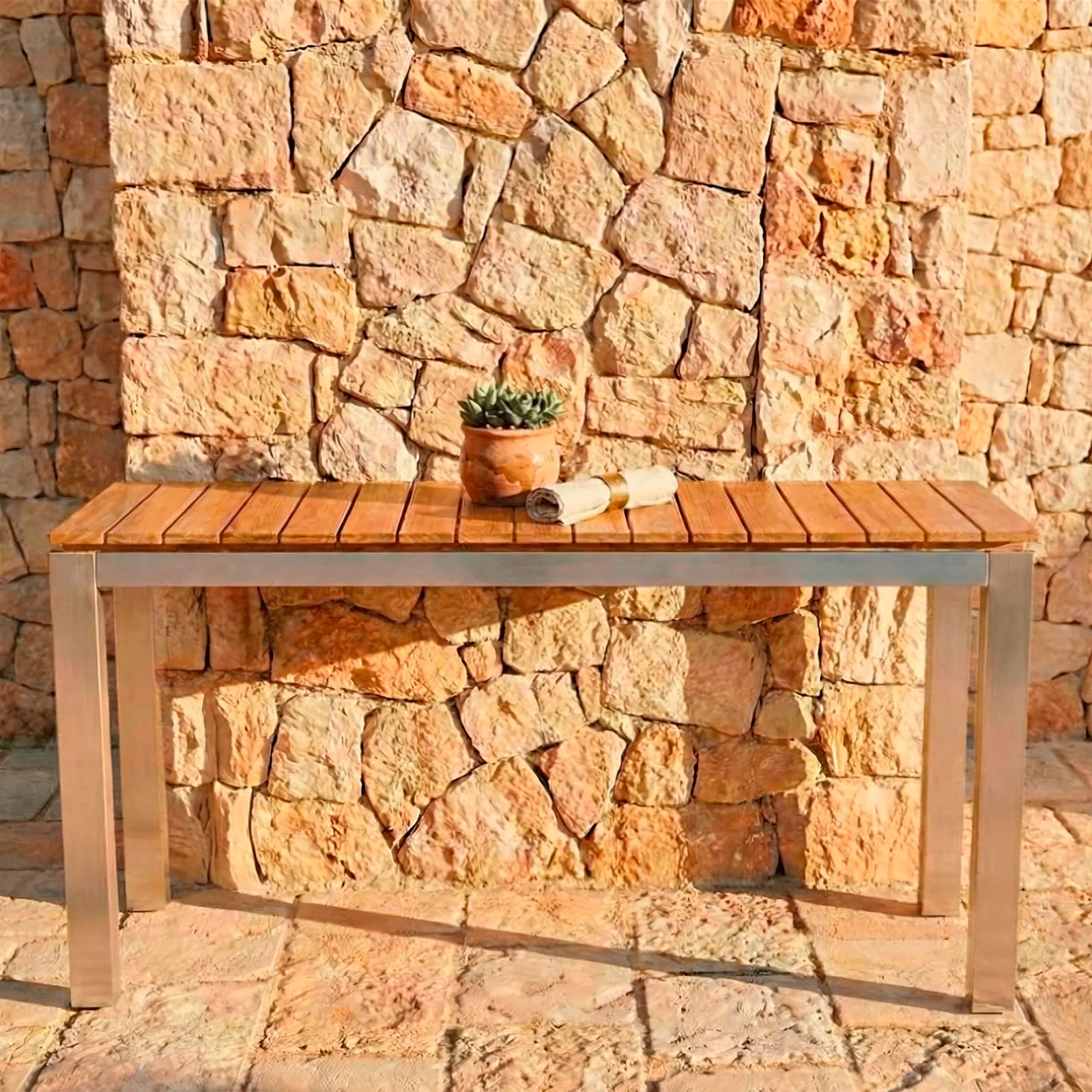Consola Montecarlo en madera teca, en un ambiente exterior