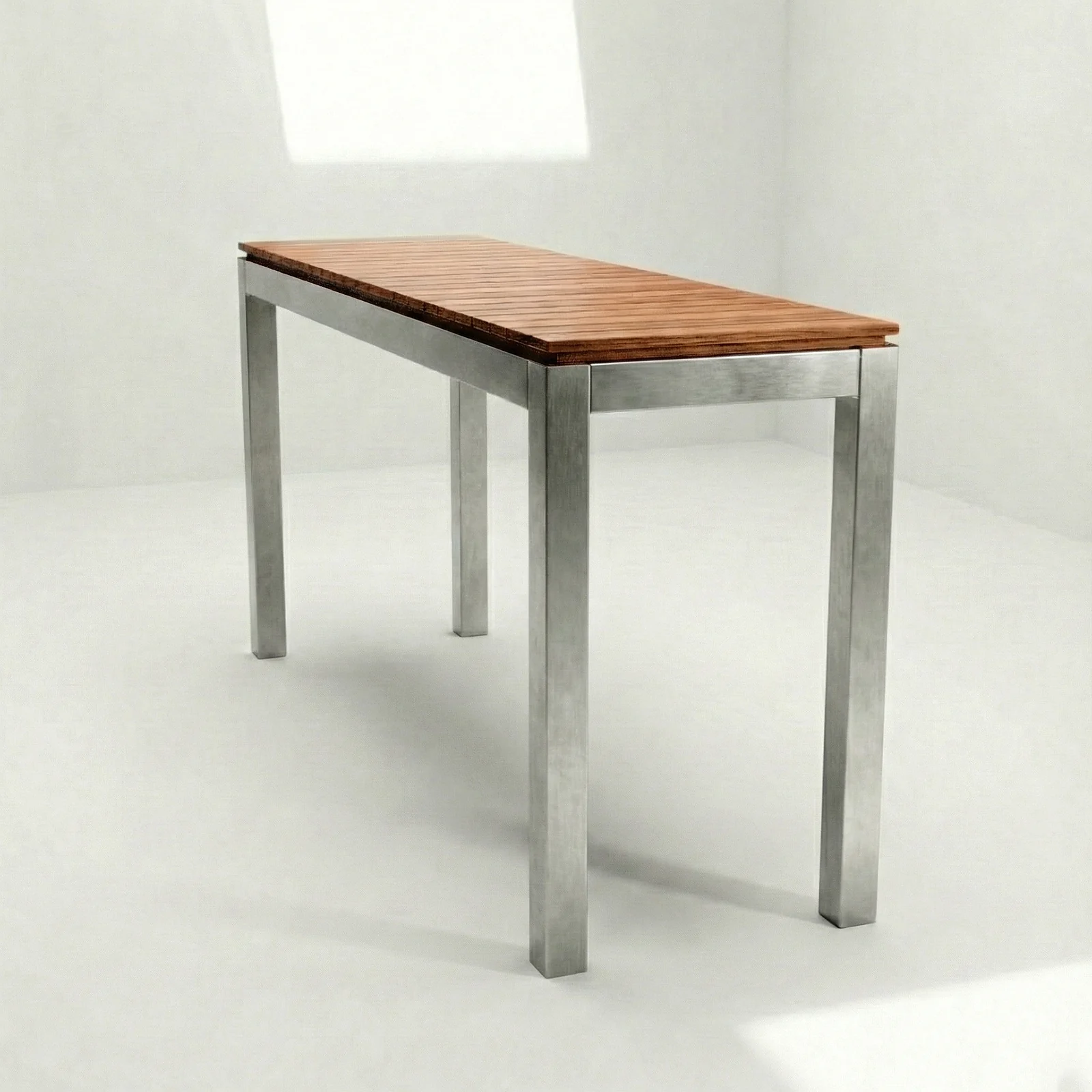 Consola Montecarlo en madera teca, vista frontal en fondo blanco de estudio