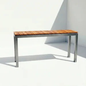 Consola Montecarlo en madera teca, vista lateral sobre fondo blanco de estudio
