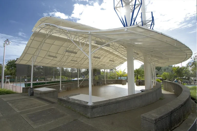 Cubierta Velum de doble curvatura sobre la plazoleta de la Universidad Javeriana, junto a la piscina y las canchas del complejo deportivo