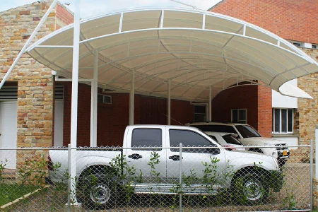 Cubrimiento en arco sobre el parqueadero de camionetas de una sede institucional