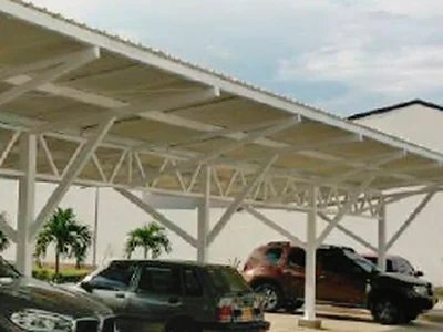 Cerchas metálicas de la estructura de un cubrimiento para parqueadero, vistas desde abajo