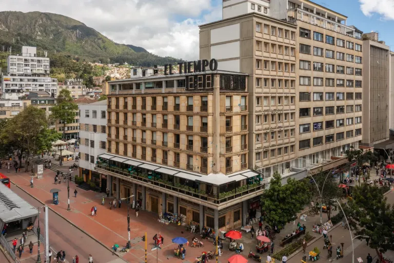 Terraza del Edificio El Tiempo cubierta con pérgola retráctil PergoTek en aluminio anodizado