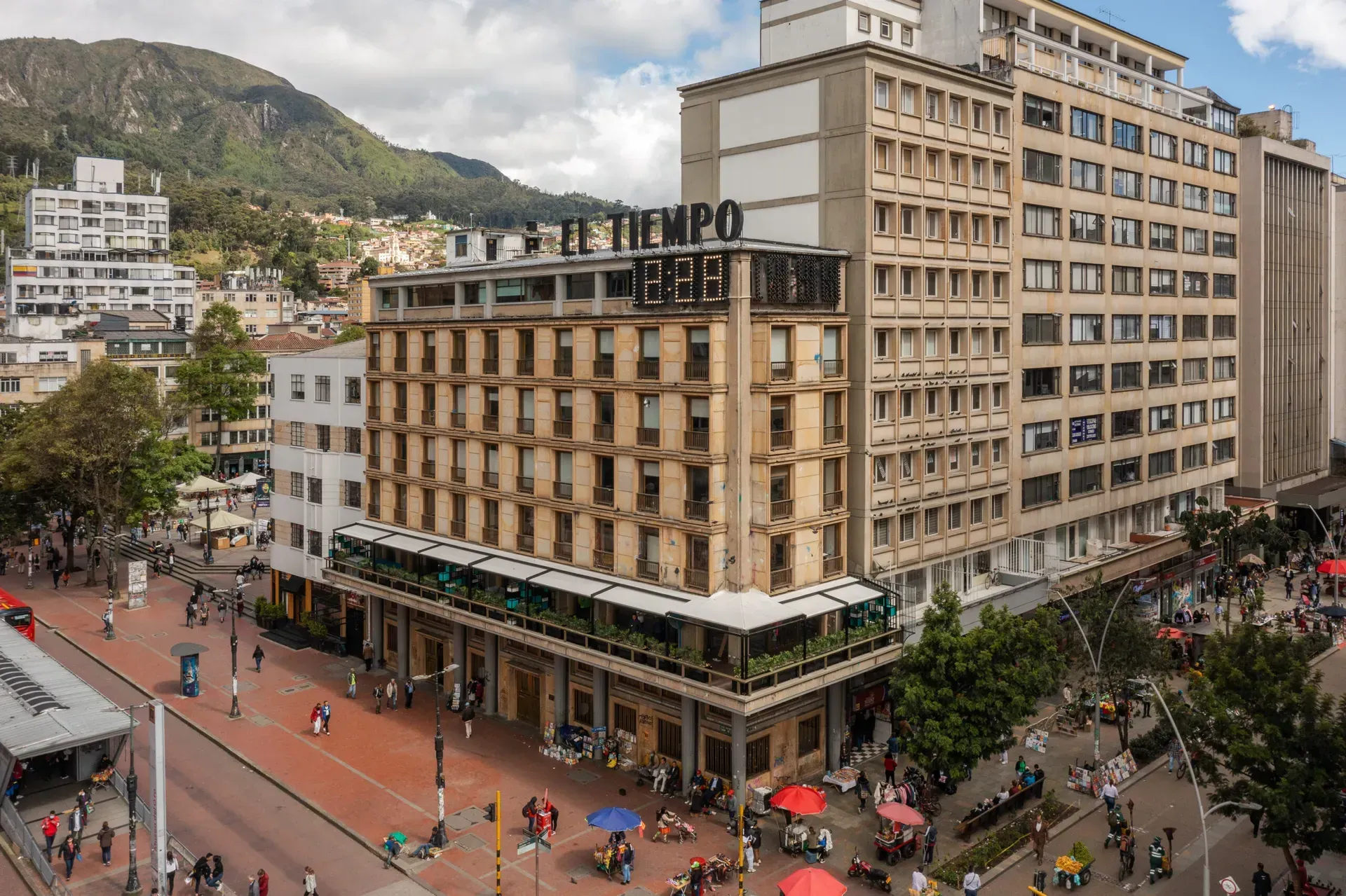 Terraza del Edificio El Tiempo cubierta con pérgola retráctil PergoTek en aluminio anodizado