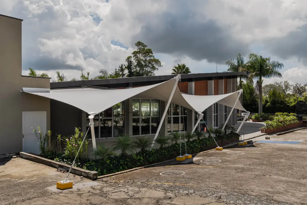 Terminado curvo de la lona tensionada del Gym Naty Marín