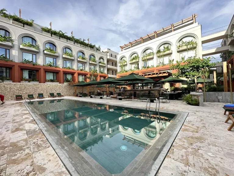 Zona exterior del Hotel OSH en Cartagena con pérgola retráctil PergoTek Romano y sombrillas
