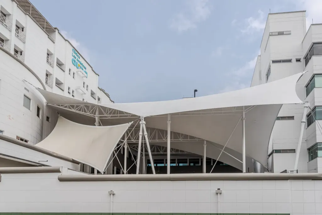 Membrana arquitectónica de 700 m² sobre la zona de descanso entre las dos torres de la Clínica Las Américas, en Medellín — foto 1