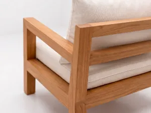 Detalle del ensamble de madera teca maciza en la estructura de un mueble de exterior