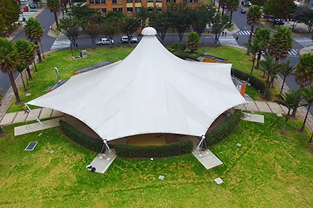 Vista de dron de una membrana cónica de gran formato sobre una zona verde urbana