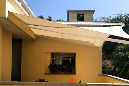 Membrana de pared en lona clara proyectada sobre el ventanal de una vivienda