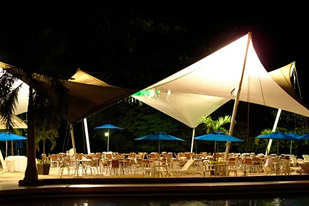 Membrana especial de gran formato iluminada de noche sobre la terraza de un club