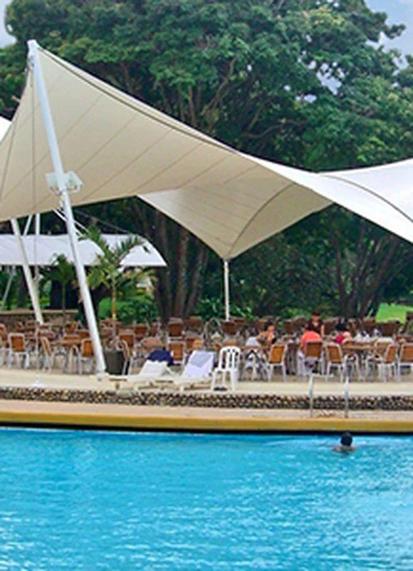 Membrana especial de gran formato sobre la zona de piscina de un club