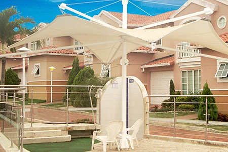 Membranas tipo pañuelo cubriendo la zona social de un conjunto residencial