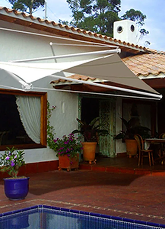 Membrana de pared retráctil sobre la terraza de una piscina residencial