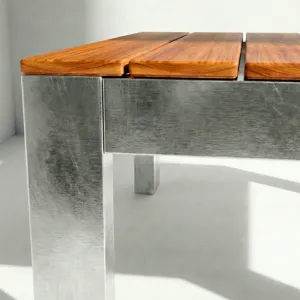 Detalle del tablero en madera teca de la Mesa Auxiliar Montecarlo Aluteca