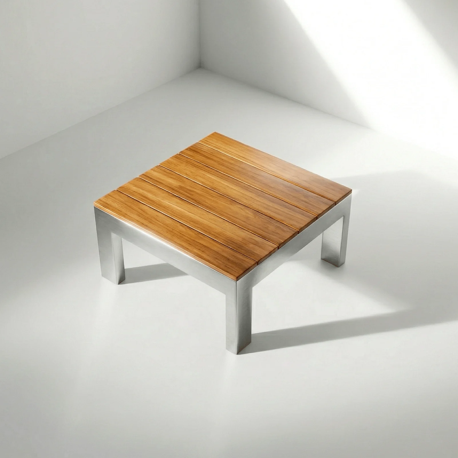 Mesa auxiliar Montecarlo Aluteca, vista en perspectiva sobre fondo blanco de estudio