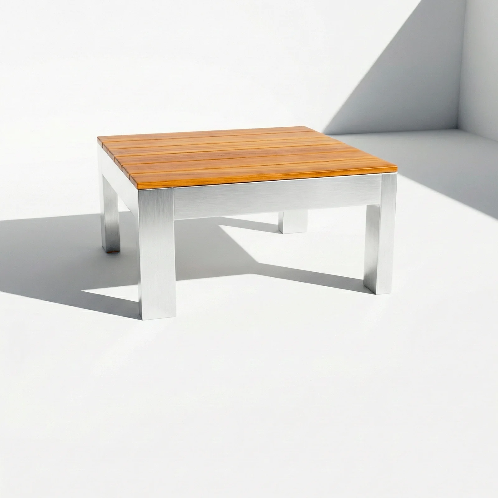 Mesa Auxiliar Montecarlo en madera teca, vista frontal en fondo blanco de estudio