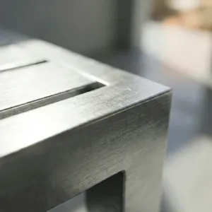 Detalle del ensamble en aluminio de la Mesa Auxiliar Montecarlo Solo Aluminio